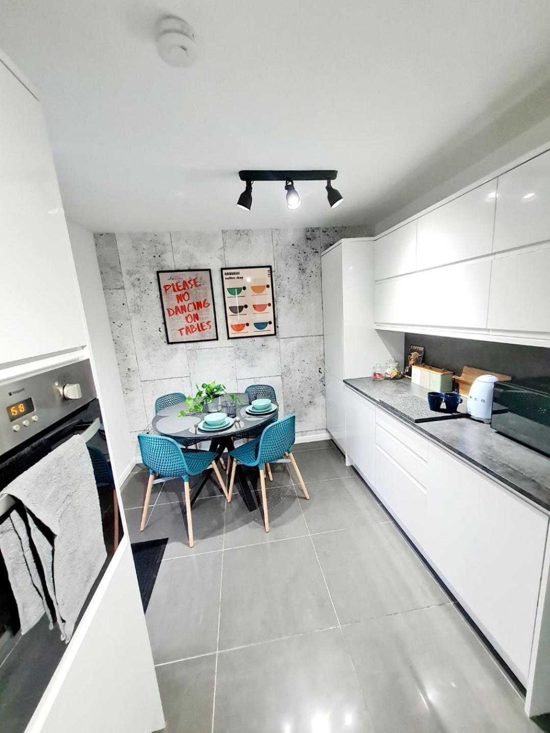 Bright 3Br Walking Distance To Town - Free Parking Apartment Glasgow Exterior photo