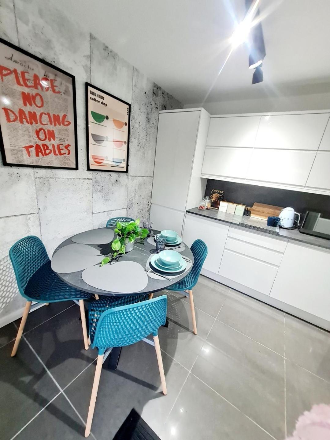 Bright 3Br Walking Distance To Town - Free Parking Apartment Glasgow Exterior photo